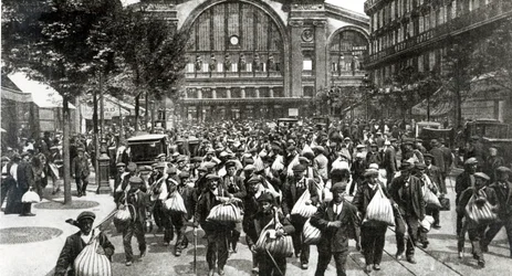 Belgowie i uchodźcy z zaatakowanych regionów przybywający do Paryża na Gare du Nord, 1914